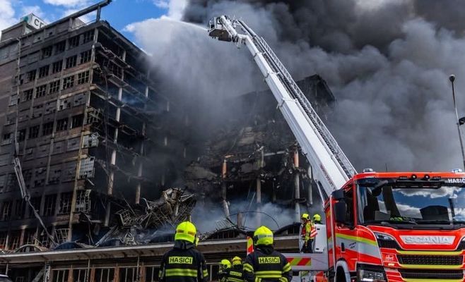 В Злине из-за грозы и сильного ветра эвакуировали дома рядом с горящей высоткой