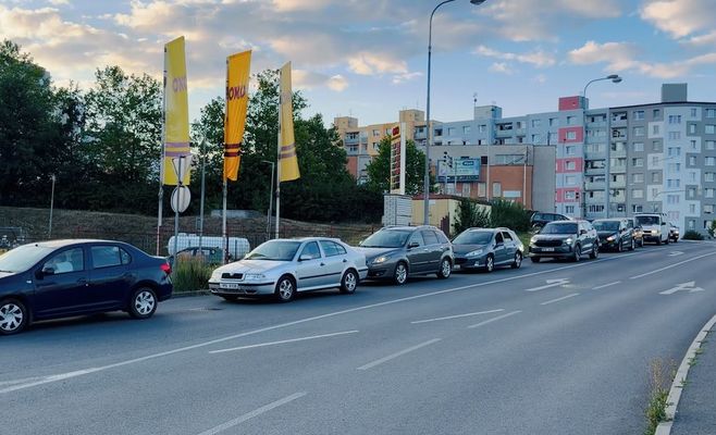 Czechs Queue for Half an Hour at Petrol Stations Ahead of Fuel Subsidy Cancellation