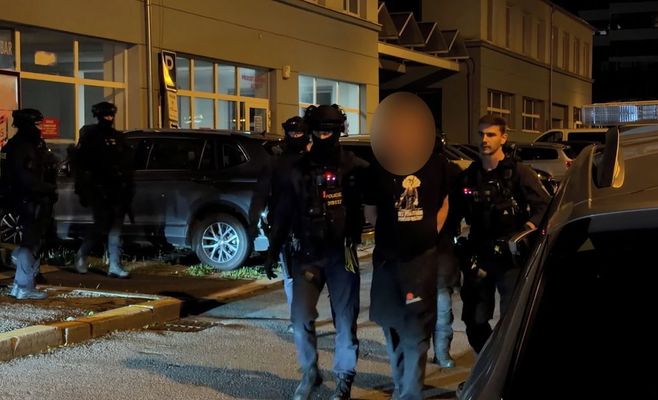 Пьяный конфликт в пражском баре: бармен достал оружие, на вызов прибыли два десятка полицейских с автоматами