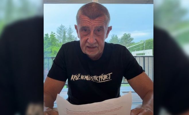 Бабиш случайно показал в видео шпаргалку с инструкциями, как атаковать президента Павела