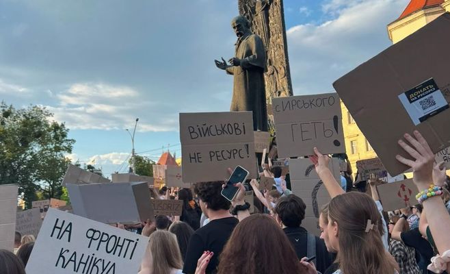 «М'ясорубка Сирський і депутатські канікули»: львів'янка пояснила, чому українці вийшли на протести