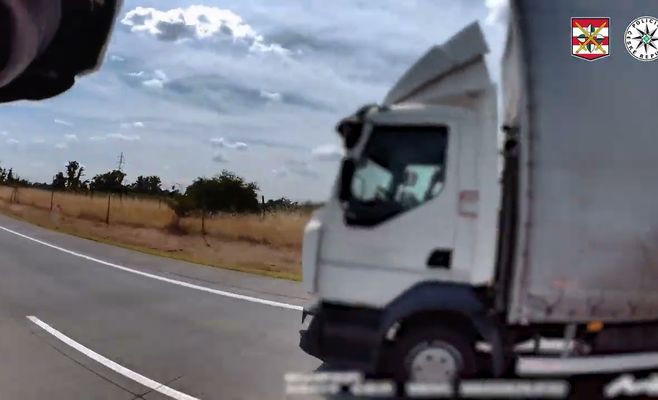 На чешской автомагистрали D2 полиция ловит водителей с телефонами за рулём