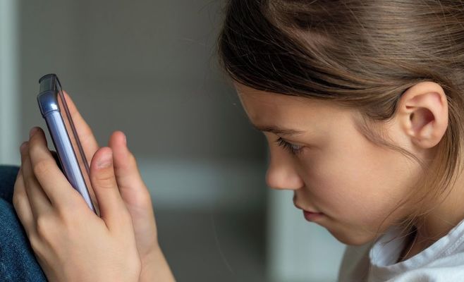 France Gives Final Approval to Ban on Social Media for Children