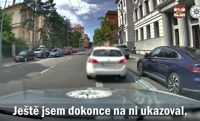 В Брно водитель не заметила пешехода на переходе — трагедии не произошло