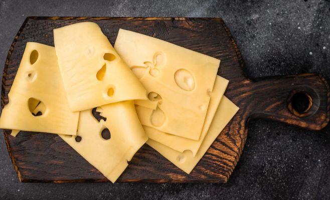 Эмменталь: чем полезен швейцарский сыр с дырками и сколько его можно есть без вреда для фигуры