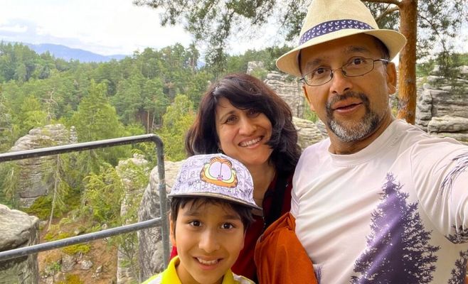 Чешка з непальським корінням із Лос-Анджелеса написала книжку про виховання дітей на межі культур
