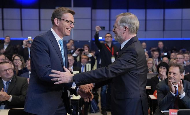 Лише меншість депутатів чеського парламенту отримує базову зарплату без надбавок — серед них Фіала та Купка