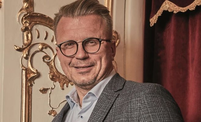 Вит Кутнар продаёт софтверные активы DEK: сделка на миллиард крон с MidEuropa
