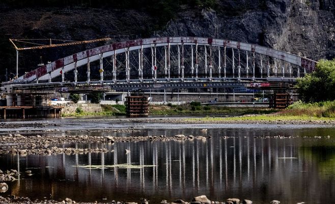 Из-за засухи Эльба в Усти-над-Лабем обмелела так, что по дну можно ходить пешком