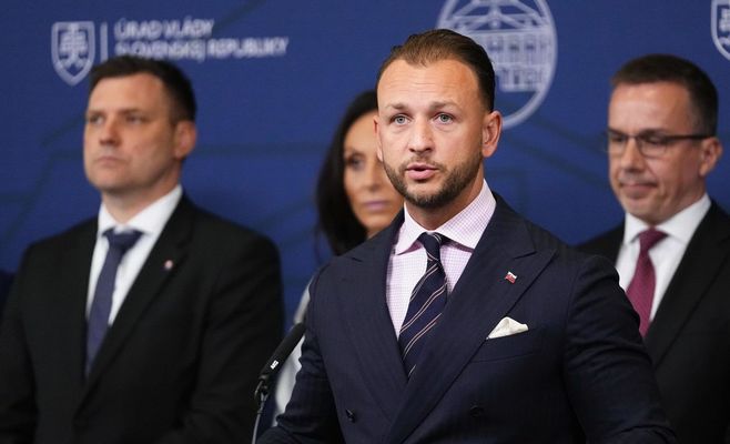 Словацкий министр внутренних дел расплатился наличными за элитный отель и билеты на Гран-при в Дубае — полиция вопросов не нашла