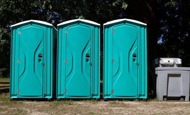 Мужчина застрял в биотуалете на восемь часов, доставая упавшую банку газировки