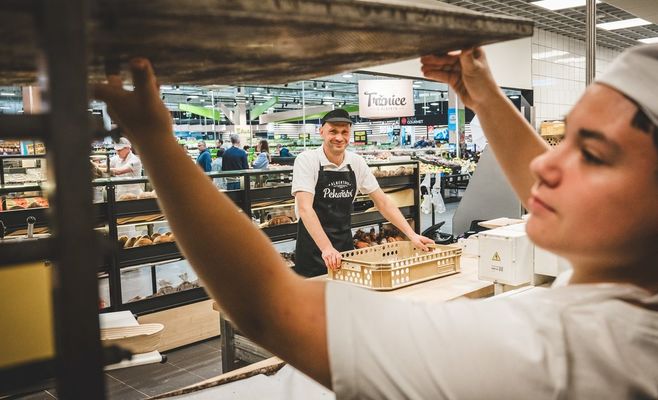 Сеть супермаркетов в Чехии за полгода спасла от выброса 48 тонн продуктов — из них пекут хлеб и снеки