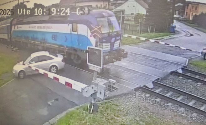 Жінка застрягла на переїзді перед швидкісним потягом — суд відправив її до в'язниці на півтора роки