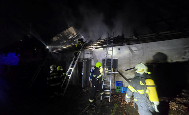 Roof Fire Destroys House in Kněževes Near Rakovník — Damage Estimated at One Million Crowns