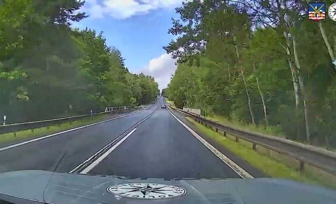Чешский водитель обогнал грузовик через сплошную перед патрулем ГАИ