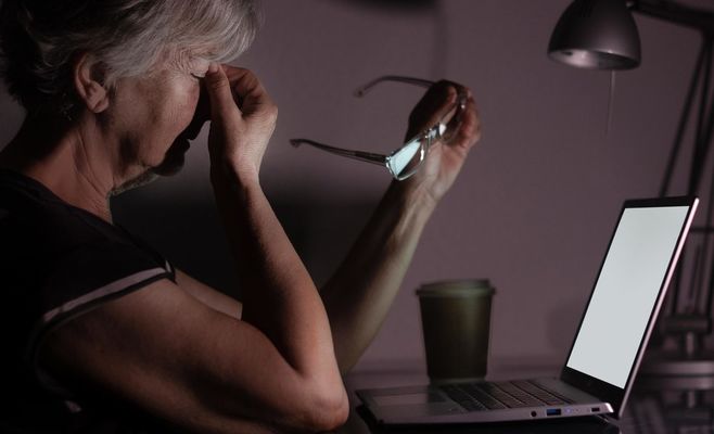 Pensioner hands over half a million crowns to scammers — even after her bank flagged the payment as suspicious