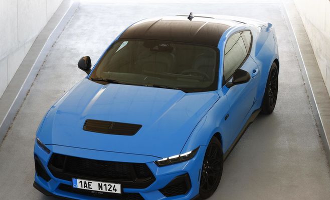 В Хорни-Бржизе на Пльзеньщине погибла женщина, выпавшая из Ford Mustang на ходу