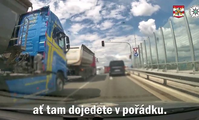 Полиция в Брно сопроводила автомобиль с заболевшей девочкой в больницу