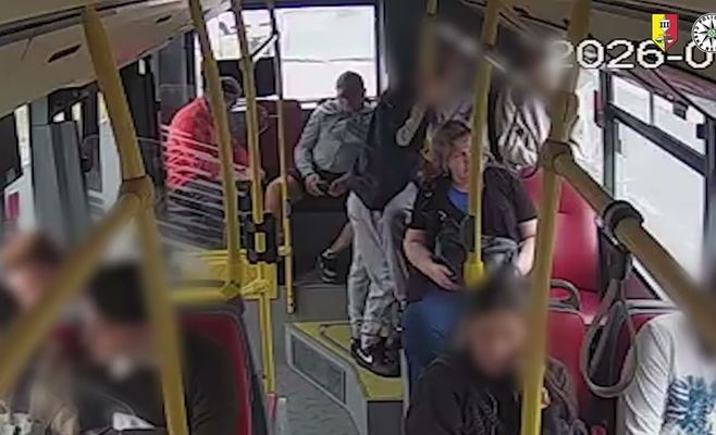 В Праге задержали двоих мужчин за ограбление в автобусе