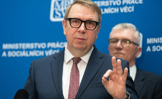 Міністр Юхелка звинуватив журналістку у «огидній роботі»: як уряд Бабіша посилює риторику проти ЗМІ
