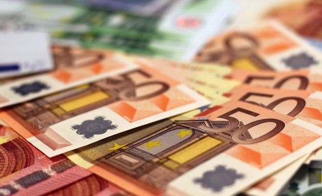 Farewell, faceless bridges: Beethoven, Curie and Leonardo da Vinci to grace new euro banknotes
