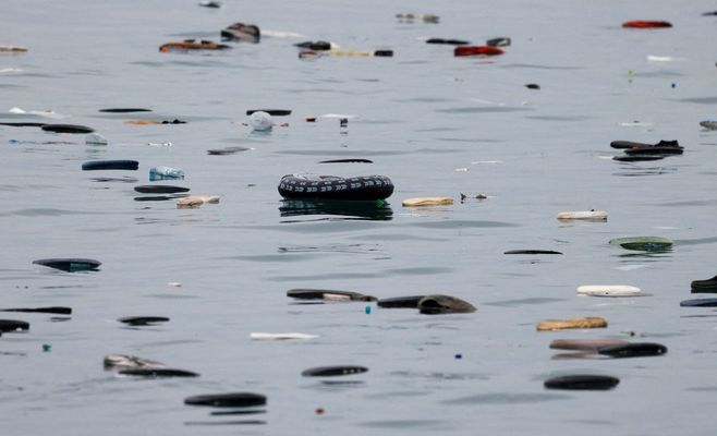 На пляжі іспанської Сеути знайшли спорядження мігрантів для штурму кордону з Африкою