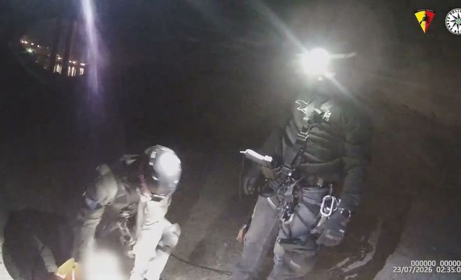 В Праге спецназ спускался по канату, чтобы спасти мужчину с моста
