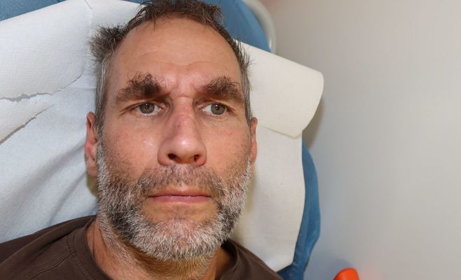 У Крконоше біля станції швидкої допомоги знайшли мовчазного чоловіка без документів