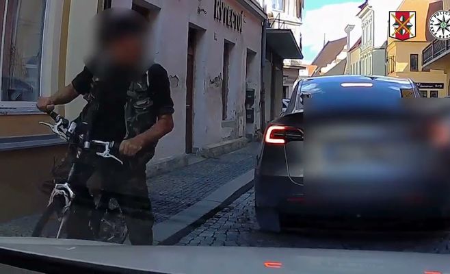 В Хомутове пьяный велосипедист врезался в автомобиль и упал на капот