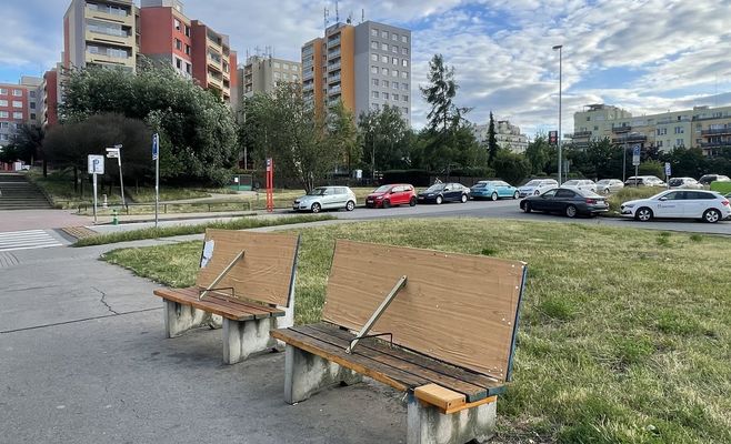 На Барандові політик «відремонтував» лавки проти бездомних — експертка з громадського простору в шоці