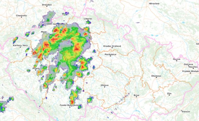 Потужні грози накрили центральну та північну Чехію, пориви вітру досягають 80 км/год