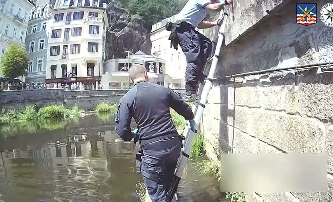 Полицейские в Карловых Варах спасли пожилого велосипедиста, упавшего в реку