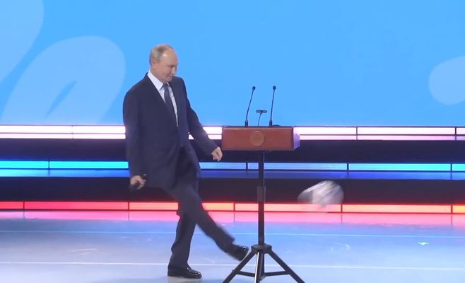 Путін вдарив по м'ячу на конкурсі в Красноярську — тепер він стане музейним експонатом