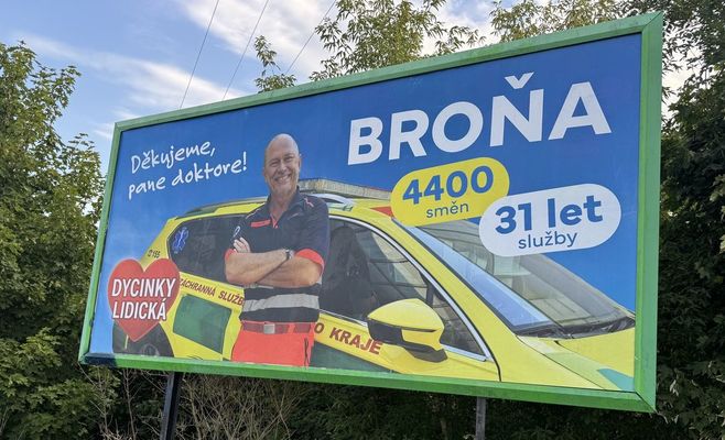 Plzeň emergency doctor retires after 35 years — colleagues put up a billboard to thank him