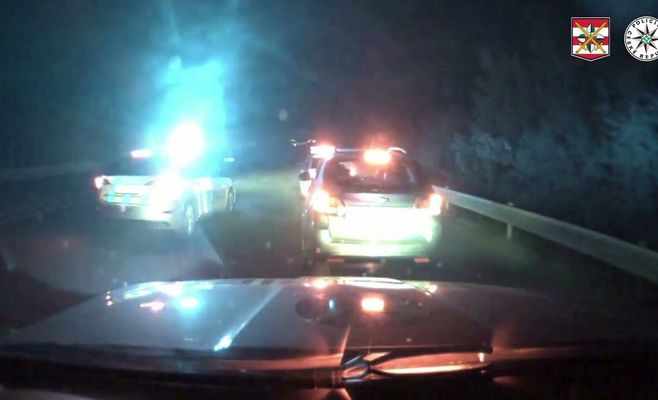 В Брно полиция эффектным манёвром остановила беглеца на машине