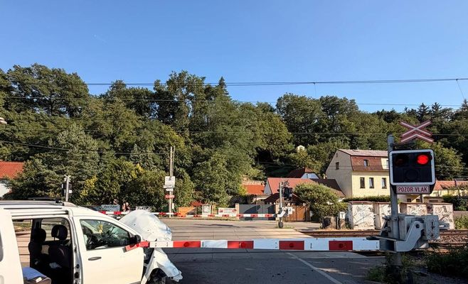 У Добржиховиц поезд столкнулся с автомобилем, пострадали трое, включая двоих детей