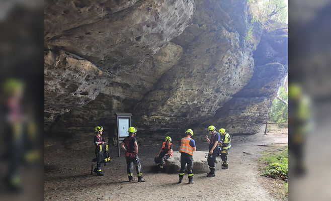 In Bohemian Switzerland, teenagers lit a campfire near Pravčická brána and walked off — group leader fined 10,000 crowns