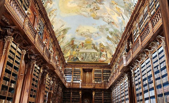 9 книжных адресов Праги: от готики Клементинума до кофе в Shakespeare and Sons