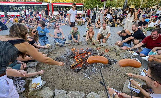 В Брно на площади Свободы устроили костёр с шашлыками и концертом уличных музыкантов