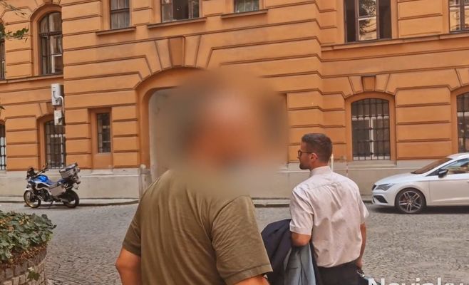 Вітчим двічі напав на падчерку: суд відхилив угоду з трирічним умовним терміном