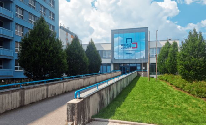 Homeless Woman Terrorizes Hospital and Public Transport in Jihlava Despite Ban on Entering the City
