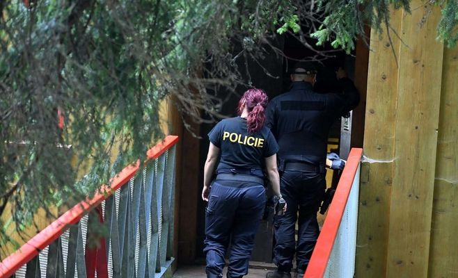 В Крконошах вандалы разбили дверь лесного замка Айхельбург