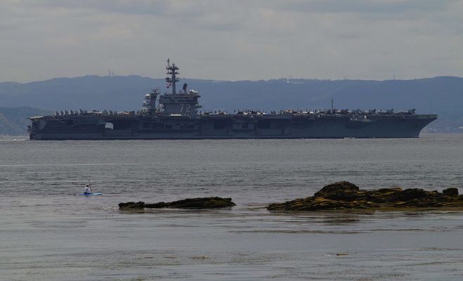На авіаносці USS Abraham Lincoln моряки намагалися стрибнути за борт через умови та війну з Іраном