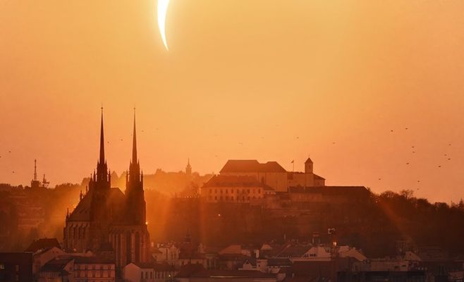 Астрономи з Брно спостерігали за сонячним затемненням з повітряної кулі біля Пернштейна