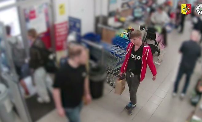 Полиция Праги ищет мужчину, забравшего чужой кошелёк с кассы