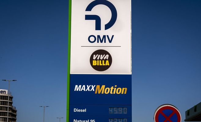 Fuel prices at Czech petrol stations vary by up to 6 crowns per litre — even within the same town