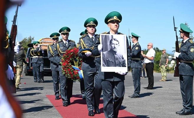 Останки лидера украинских националистов Коновальца, убитого советскими агентами, перевезли в Киев