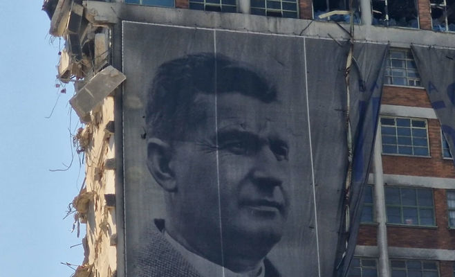Zlín demolishes fire-gutted Baťa tower — anniversary banner of Tomáš Baťa to go down with it