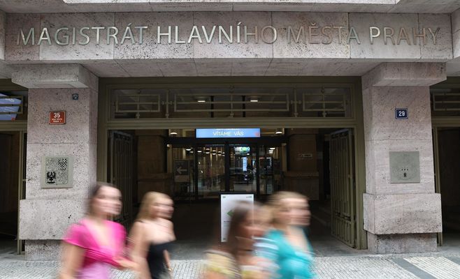 Prague City Hall searched for a signal jammer in the office of an official suspected of corruption
