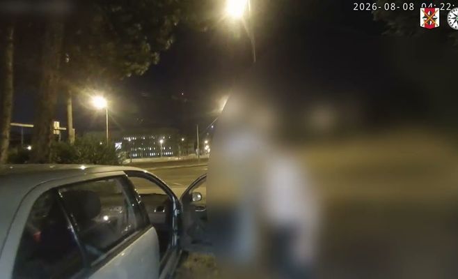 В Устье-над-Лабем пьяный водитель без шины напал на полицейских